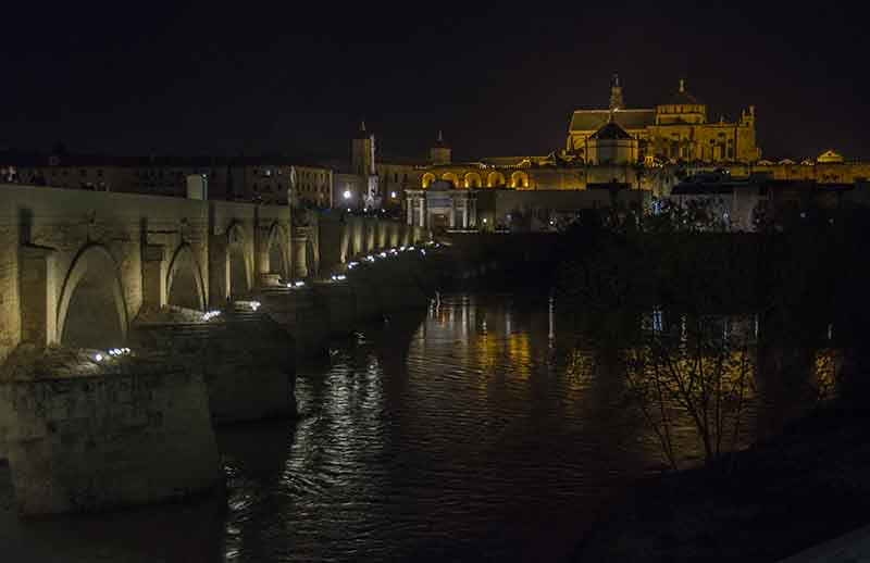 Córdoba 012 - Puente Romano y Mezquita Catedral - imagen nocturna.jpg